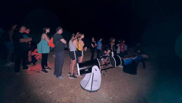 <i>Asistentes en la observación astronómica. / Ayuntamiento de Jaén. </i>