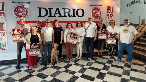 <i>Integrantes de Charanda y Pídeme la Luna, junto a Serafín Zubiri y Ana María Gómez posan con el cartel del XIV Festival del Bolero y Música Hispano-Americana. / Agustín Muñoz / Diario JAÉN.</i>