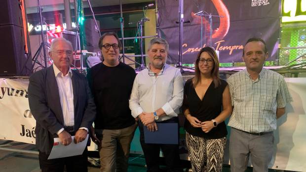 <i>África Colomo junto al Miguel Ortega, Juan Carlos Castillo y otros ediles.</i>
