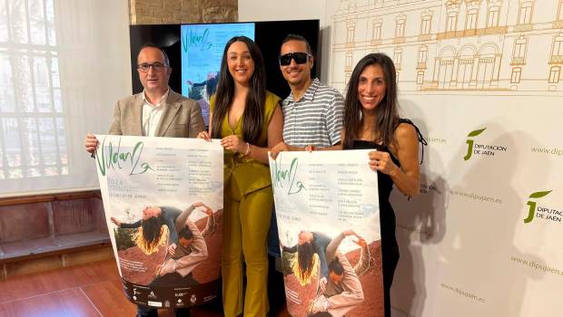 <i>José Ayala, María Dolores Ruiz, Mario Bermúdez y Catherine Coury posan con el cartel de esta sexta edición. / Diputación de Jaén.</i>