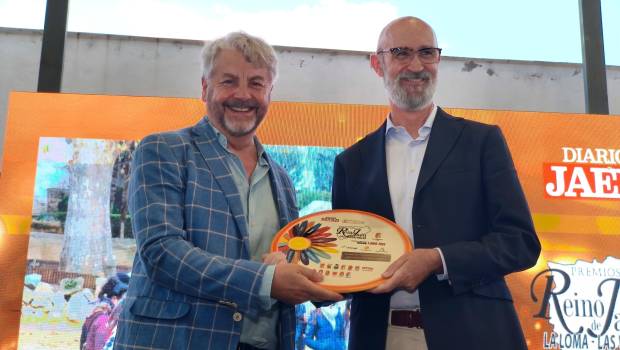 <i>El director de Diario JAÉN, Juan Espejo, y el historiador José Policarpo durante su intervención al recibir el premio. / Agustín Muñoz / Diario JAÉN.</i>
