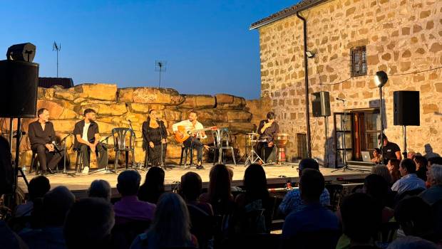 <i>Escenario del Patio de la Muralla de Ibros durante el recital de la Noche Flamenca. </i>