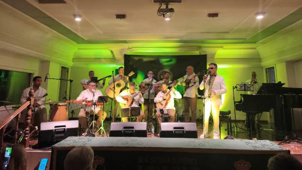 <i>Charanda y Serafín Zubiri, sobre el escenario de La Económica, en el XIV Festival del Bolero y Música Hispanoamericana. / Ana Lechuga / Diario JAÉN. </i>