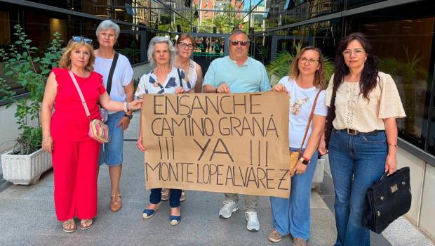 <i>Loli Rubio, Pilar Cobo, Josefa Marchal, Ascensión Siles, Antonio Lara, Maite Gálvez y Sacri Marcos, antes del registro de las firmas. / Ana Isabel Bravo / Diario JAÉN.</i>