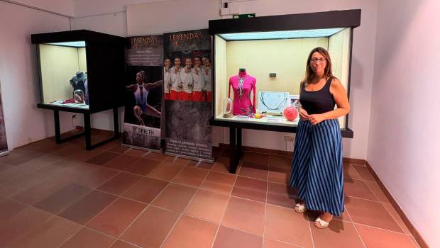 <i>África Colomo en la exposición “Mujeres leyendas del deporte”. / Diputación de Jaén. </i>