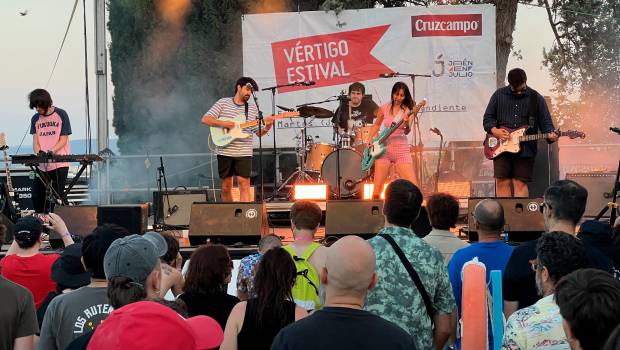 <i>Actuación de Bum Motion Club durante su presencia en el Festival Vértigo Estival, en Martos. / Fotografías: Jason Moyano y Juan Antonio Partal.</i>