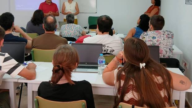<i>Presentación del proyecto en la especialidad de atención sanitaria y limpieza, dentro del programa “Empleo y Formación” (PEF) de la Junta de Andalucía. / Junta de Andalucía. </i>