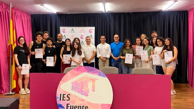 <i>Francisco José Sola entrega los certificados en el IES Fuente de la Peña. / Junta de Andalucía.</i>