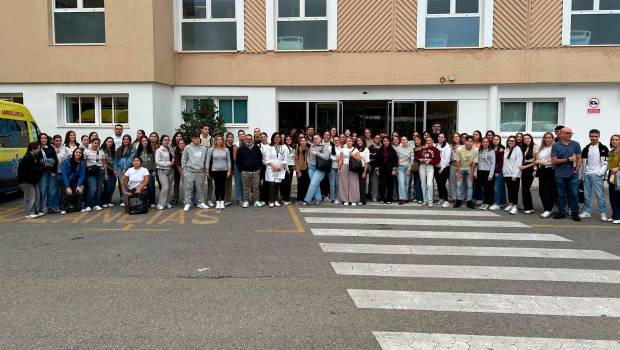 <i>Foto de familia de la bienvenida del grado medio en el Área de Gestión Sanitaria. / Junta de Andalucía. </i>