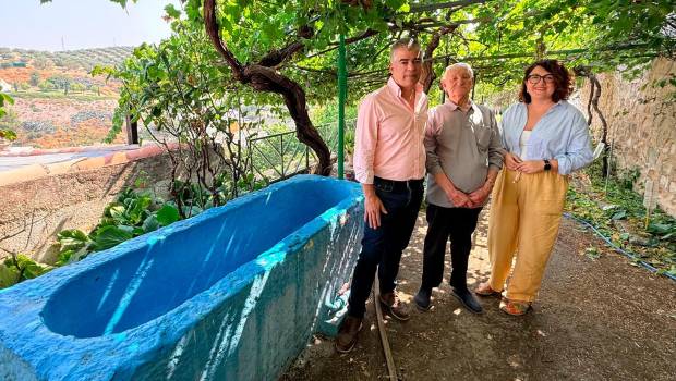 <i>El alcalde de Martos, Emilio Torres, y la concejala de Cultura, Elena Molina, visitan la vivienda Antonio Gómez, quien ha donado la pieza. / Ayuntamiento de Martos.</i>