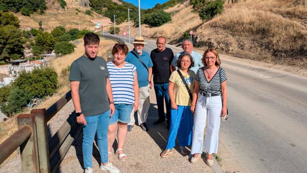 <i>Angulo y representantes vecinales, en la carretera de circunvalación. / PSOE de Jaén. </i>
