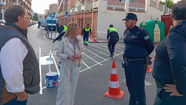 <i>Mari Carmen Angulo visita los trabajos en el barrio. / Ayuntamiento de Jaén.</i>