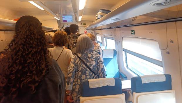 <i>Pasajeros bajándose del tren averiado a la altura de Alcázar de San Juan. / Diario JAÉN</i>