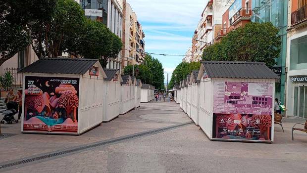 <i>Casetas par ala Feria del Libro en la calle Roldán y Marín. Archivo. / Asociación Provincial de Librerías y Papelerías.</i>
