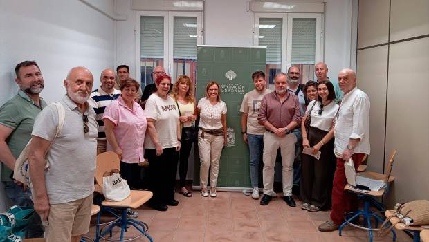 <i>Reunión sobre la implantación del quinto contenedor para reciclaje de materia orgánica. / Ayuntamiento de Jaén. </i>