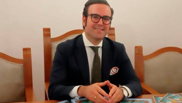 <i>Imagen de Luis Rafael Pérez García en la presentación de su libro en el salón Mudéjar. / Ayuntamiento de Jaén.</i>