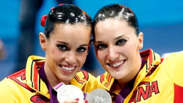 <i>Andrea Fuentes y Ona Carbonell con su medalla conseguida en los Juegos Olímpicos de Londres 2012.</i>