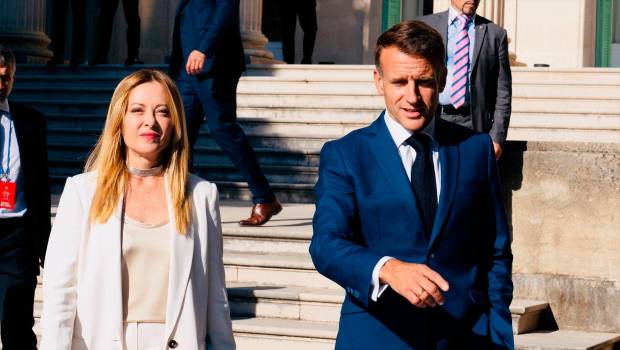 <i>Giorgia Meloni y Emmanuel Macron, en una cumbre bilateral en Antibes (Francia). / Chigi Palace - Filippo Attil / Contacto / Europa Press. </i>