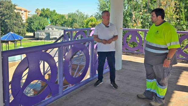 <i>El concejal Javier Padorno junto a un miembro del equipo de Mantenimiento en el parque del Bulevar. / Diputación de Jaén.</i>