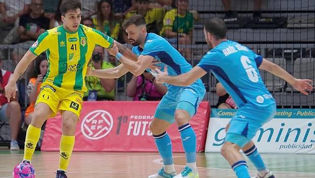 <i>Mati Rosa trata de hacer jugada ante José Raya y Raúl Gómez en el partido de la pasada temporada. / Jaén FS.</i>