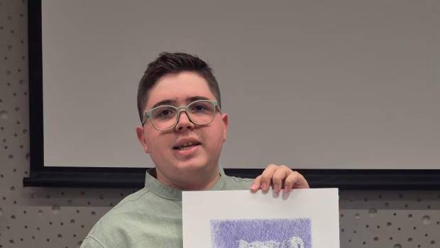 <i>En la imagen, Manuel David posa con el dibujo del Castillo de Huelma, portada de su libro y obra del artista local Paco Díaz. </i>