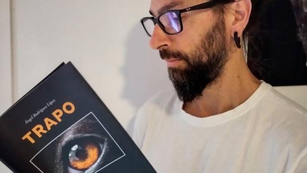 <i>El escritor Ángel Rodríguez López con su quinto poemario recién publicado, Trapo. </i>