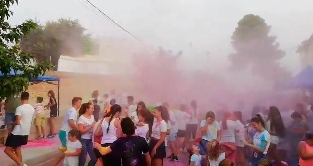 ACCIÓN.<i> Dos jóvenes torean a uno de los novillos. </i>