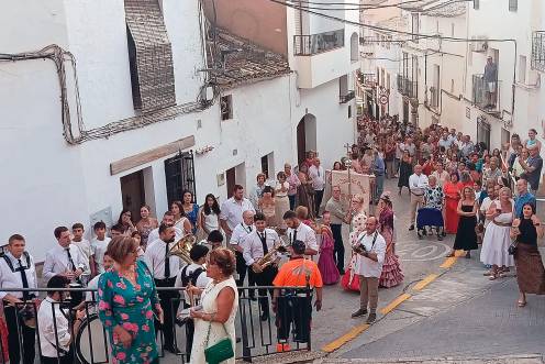 <i>La fiesta vivida en Hinojares llena de música y color para ver caminar por las calles al Cristo del Perdón. / Adrián Claudio Bonache / Diario JAÉN. </i>
