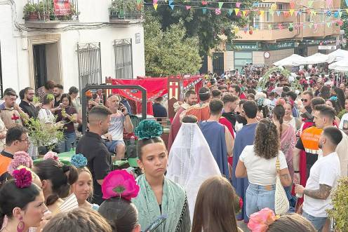 <i>Comitiva festiva a lo largo de las callas de Bélmez de la Moraleda. / Juanfran Paredes / Diario JAÉN. </i>