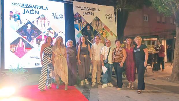 <i>Foto de familia de los implicados en Pasarela 37. / Ayuntamiento de Jaén.</i>