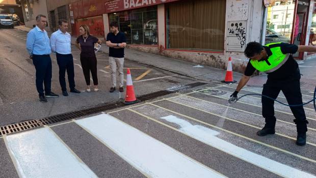 <i>Julio Millán, acompañado por María del Carmen Angulo, Javier Padorno, y Francisco Jesús Zuheros visitan las labores que, durante los últimos días, las labores se han centrado en los barrios de Las Fuentezuelas y el Polígono del Valle. / Ayuntamiento de Jaén.</i>