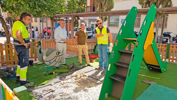 <i>Durante la visita a parques infantiles. / Ayuntamiento de Jaén. </i>