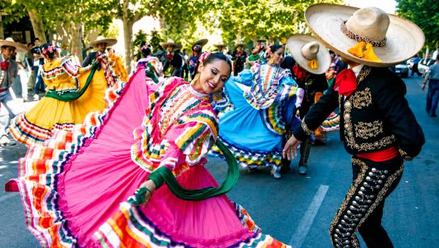 <i>Integrantes del grupo senegalés “Ballet Kora”, durante el pasacalles por el centro de la capital. / Archivo Diario JAÉN.</i>