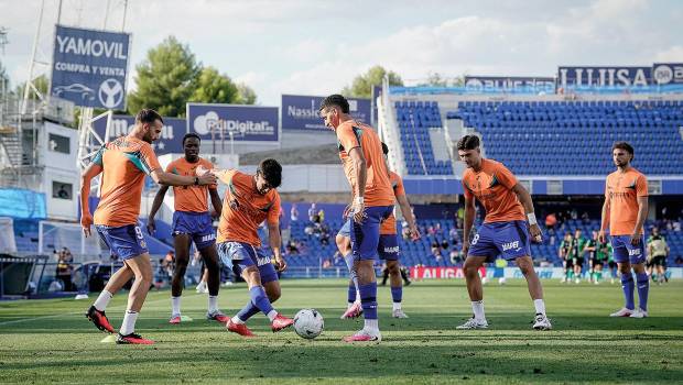 <i>Curro, en el centro y con el balón, calienta con sus compañeros antes del comienzo del partido. / Europa Press.</i>