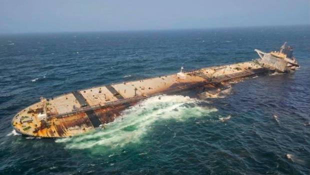 <i>Un petrolero de la “flota fantasma” de Rusia encallado frente a las costas de Omán. / Europa Press.</i>
