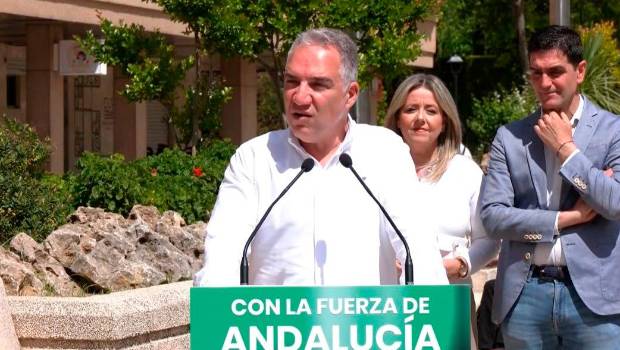 <i>Elías Bendodo en su comparecencia ante los medios de comuncación en Alcalá la Real. Archivo. / Europa Press.</i>