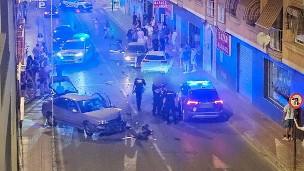 <i>Policía, servicios sanitarios, implicados y curiosos en la céntrica calle Julio Burell de Linares.</i>