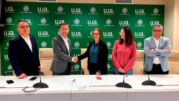 <i>Imagen del apretón de manos entre los representantes de Desay SV Automotive Electronics CO y de la UJA. Universidad de Jaén.</i>