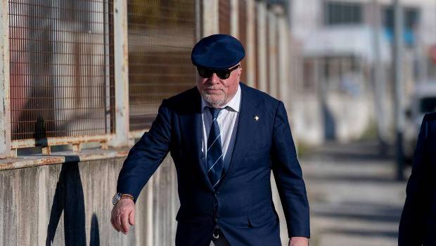 <i>El excomisario José Manuel Villarejo a su llegada en abril al primer día del juicio. / Europa Press.</i>