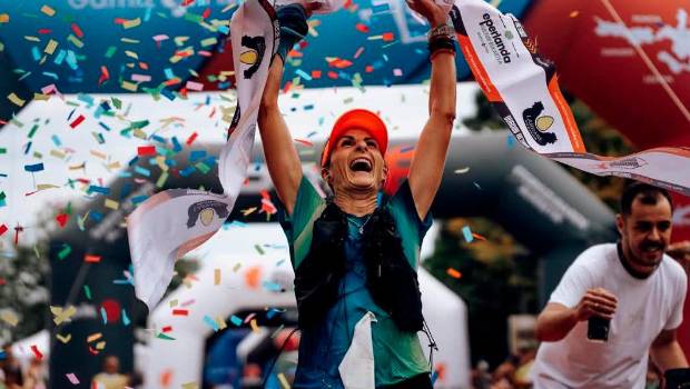 <i>Sonia Vizcaíno celebra el triunfo en la Burdin Hesiko Mendi Lasterketa.</i>