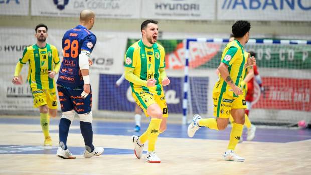 <i>El jugador del Jaén Paraíso Interior Joao Salla festeja un gol con Rikelme, de espaldas, en A Malata. / Jaén Paraíso Interior FS. </i>