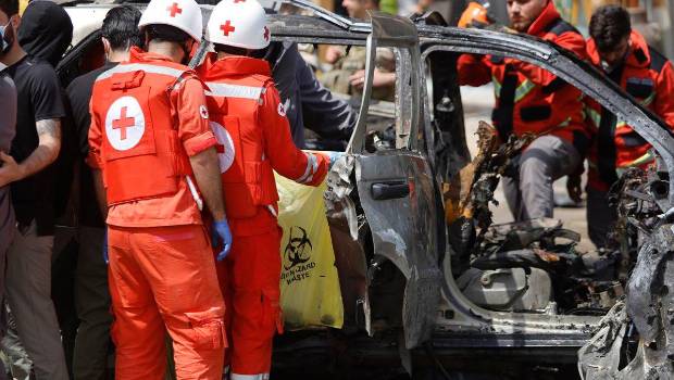 <i>Equipos de rescate inspeccionan un vehículo calcinado tras un ataque de Israel contra el sur de Beirut. / Europa Press.</i>
