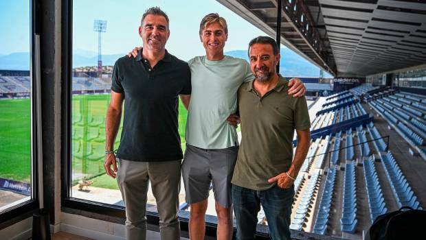 <i>Fran Anera, Jaime Morillas y Juan Gambero posando tras la renovación del portero. / Real Jaén CF. </i>