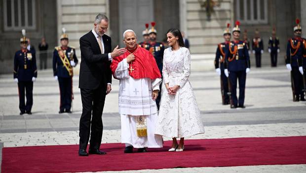 <i>El Rey Felipe VI; la Reina Letizia; asisten a la ceremonia de bienvenida al Papa León XIV en el Palacio Real, a 6 de junio de 2026, en Madrid. / Alberto Ortega / Europa Press.</i>