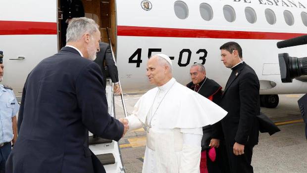 <i>El Rey Felipe VI despide al Papa León XIV, en San Cristóbal de La Laguna. / Casa de S.M. el Rey.</i>