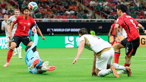 <i>El centrocampista surcoreano In-Beom Hwang (derecha) marca un gol ante Chequia en el Mundial 2026.</i>