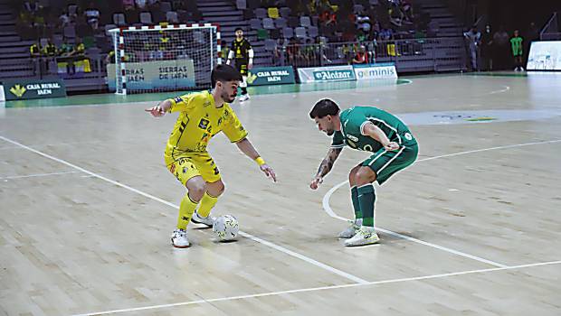 <i>Dani Zurdo encara a Pani en el partido ante el Inter JP Financial del pasado jueves. / Jaén Paraíso Interior FS.</i>