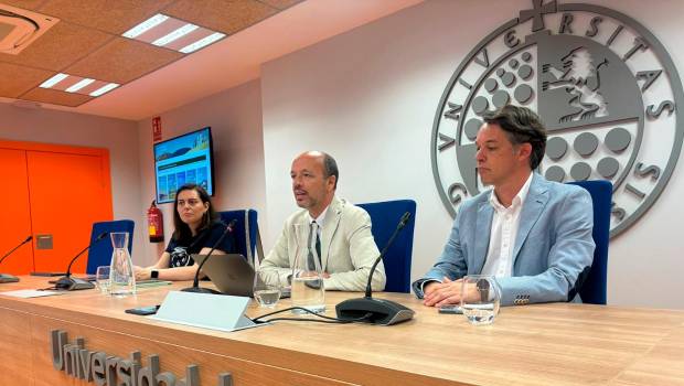 <i>María del Carmen Pegalajar, Francisco de Paula Roca y Miguel Ángel García presentan la nueva programación de los cursos. / UJA.</i>