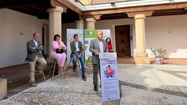 <i>Presentación de los Cursos de Verano de la UNED en Alcalá la Real 2026. / Ayuntamiento de Alcalá la Real.</i>