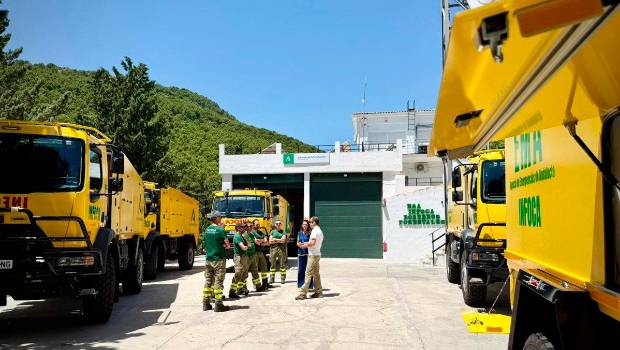<i>Imagen de la reciente presentación de las nuevas autobombas. Archivo. / Junta de Andalucía.</i>
